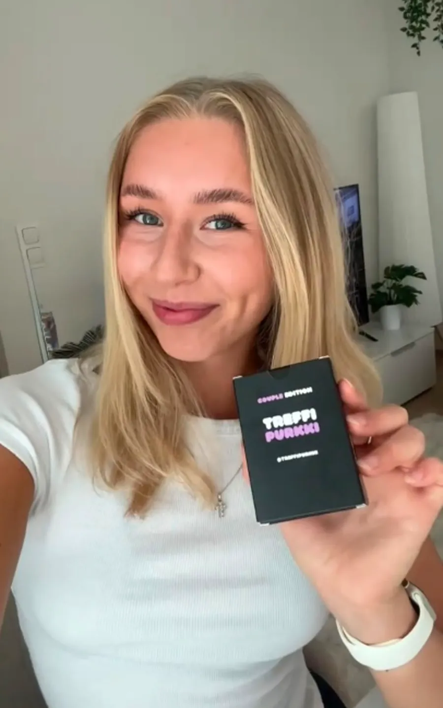 Collaflyn sisällöntuottaja esittelee tuotetta kotivideolla